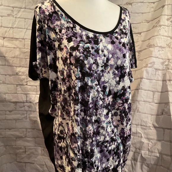 “H&M FLORAL SPLIT BACK “ Short Sleeved Top. - Picture 2 of 15